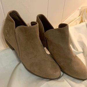 NWOT Ladies Time and True taupe ankle boot.